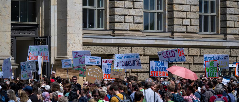 Die erste Musikschul-Demo fand am 24. Juni vor dem Berliner Abgeordnetenhaus statt, unter dem Motto „Musikschulen sichern für alle!“.