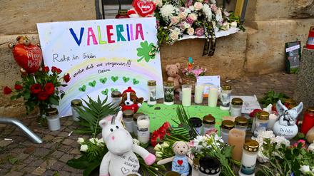 Nach dem tragischen Tod der neunjährigen Valeriia in Döbeln haben sich am Freitagabend mehrere Tausend Menschen auf dem Obermarkt versammelt, um gemeinsam Abschied zu nehmen. 