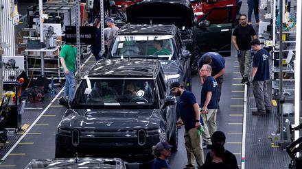 FILE PHOTO: Workers assemble second-generation R1 vehicles at electric auto maker Rivian's manufacturing facility in Normal, Illinois, U.S. June 21, 2024.  REUTERS/Joel Angel Juarez/File Photo