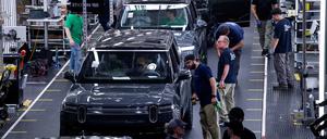 FILE PHOTO: Workers assemble second-generation R1 vehicles at electric auto maker Rivian's manufacturing facility in Normal, Illinois, U.S. June 21, 2024.  REUTERS/Joel Angel Juarez/File Photo