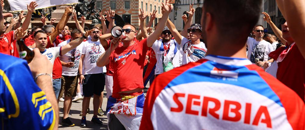 Serbische Fans in München.