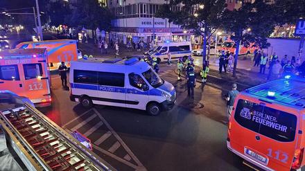 Bei einem Kreuzungsunfall zwischen zwei Autos wurden in Berlin-Neukölln vier Personen verletzt.