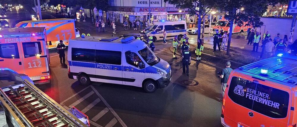 Bei einem Kreuzungsunfall zwischen zwei Autos wurden in Berlin-Neukölln vier Personen verletzt.