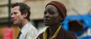 Sam (Lupita Nyong’o, links) versucht zunächst vergeblich, Eric (Joseph Quinn) auf ihrer Flucht loszuwerden.