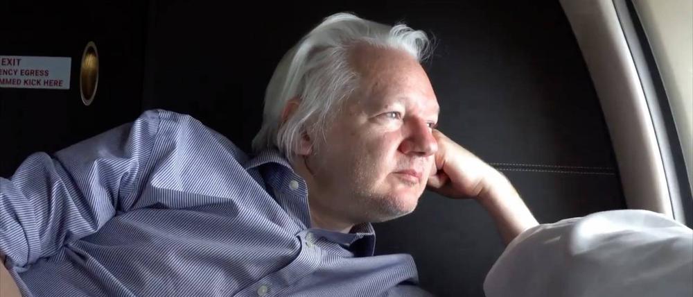 Julian Assange im Flugzeug.