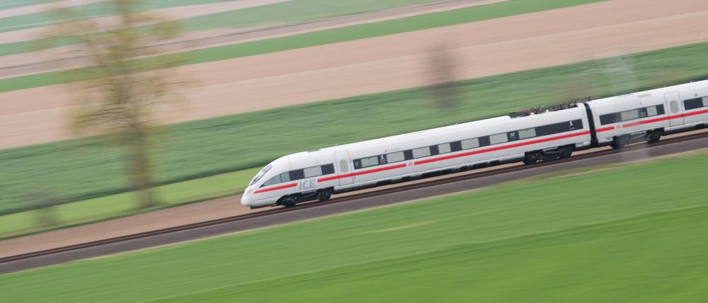 Ein ICE T der Deutschen Bahn fährt auf der ICE Trasse zwischen Hildesheim und Berlin.