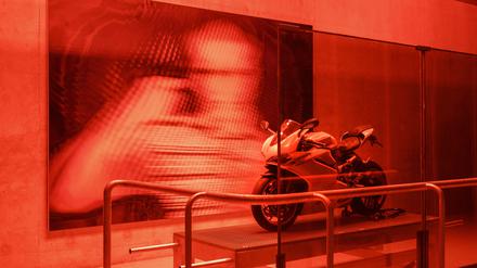 Mit einem Motorrad namens „My Own Private Idahoe“ spielt Anne auf das queere Kino an.