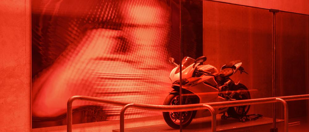 Mit einem Motorrad namens „My Own Private Idahoe“ spielt Anne auf das queere Kino an.
