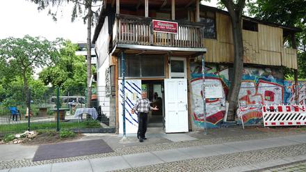 Mehmet Kalin vor seinem Baumhaus an der Mauer.  