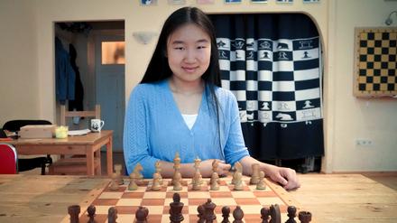 Die 16-jährige Schachspielerin Lepu Coco Zhou aus Charlottenburg ist die neue deutsche Jugendmeisterin.