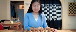Die 16-jährige Schachspielerin Lepu Coco Zhou aus Charlottenburg ist die neue deutsche Jugendmeisterin.