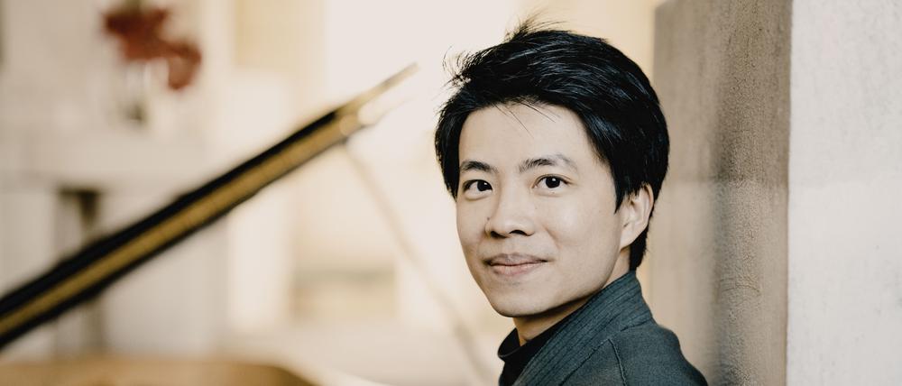 Im Ensemble der Akademie für Alte Musik spielt Pianist Kit Armstrong das Cembalo.