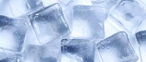 Glasklar müssen sie sein, um Drinks richtig zu kühlen und angemessen zu verwässern: perfekte Eiswürfel.