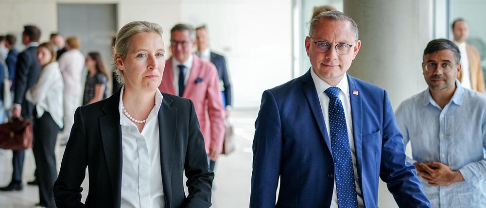 Alice Weidel, Partei- und Fraktionsvorsitzende der AfD, und Tino Chrupalla, AfD-Bundesvorsitzender und Fraktionsvorsitzender, kommen zu Beginn der Fraktionssitzung ihrer Partei zum Pressestatement.