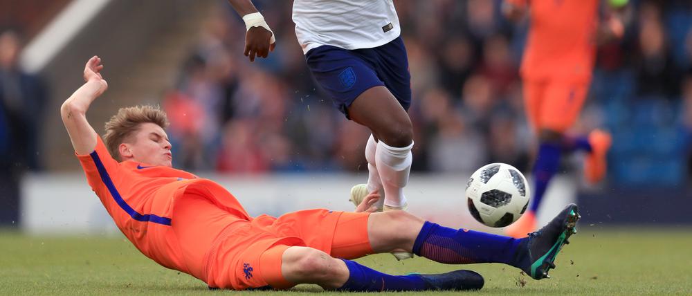 Englands Arvin Appiah (oben) und Ramon Hendriks von den Niederlanden kämpfen um den Ball. Hendriks soll in Kürze zum VfB Stuttgart wechseln.