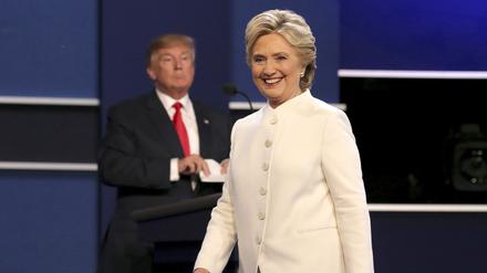 Die damalige demokratische Präsidentschaftskandidatin und Außenministerin Hillary Clinton und der republikanische Präsidentschaftskandidat Donald Trump sprechen 2016 während der finalen Town-Hall-Debatte an der University of Nevada-Las Vegas.
