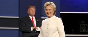 Die damalige demokratische Präsidentschaftskandidatin und Außenministerin Hillary Clinton und der republikanische Präsidentschaftskandidat Donald Trump sprechen 2016 während der finalen Town-Hall-Debatte an der University of Nevada-Las Vegas.