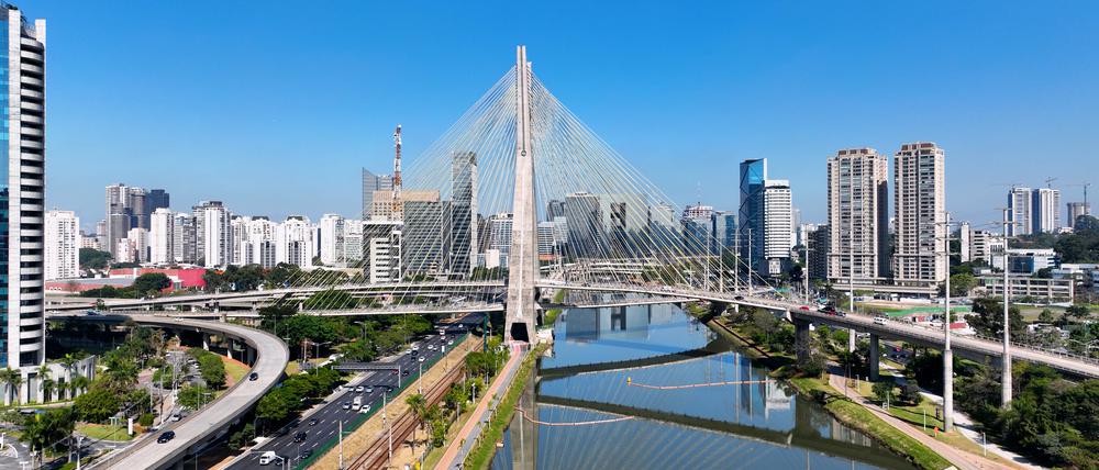 Seilbrücke im Stadtzentrum von Sao Paulo Brasilien. Stadtbild Brücke.
