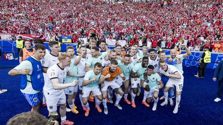 Gruppenbild nach Gruppensieg. Das österreichische Team feiert den Sieg gegen die Niederlande im Berliner Olympiastadion.