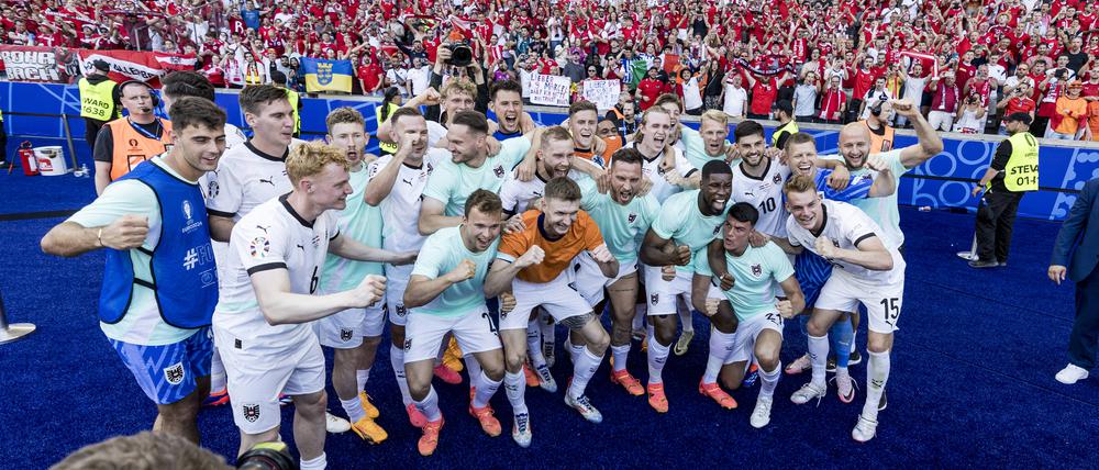 Gruppenbild nach Gruppensieg. Das österreichische Team feiert den Sieg gegen die Niederlande im Berliner Olympiastadion.