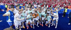Gruppenbild nach Gruppensieg. Das österreichische Team feiert den Sieg gegen die Niederlande im Berliner Olympiastadion.