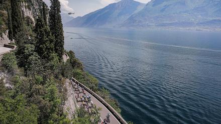 Eine Gruppe von Radfahrern bei der 16. Etappe des Giro d’Italia 2023 am Gardasee. 