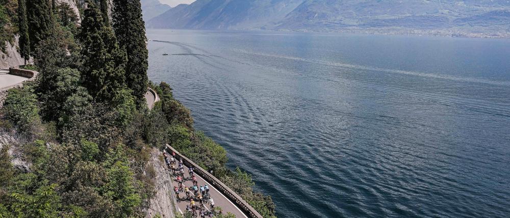 Eine Gruppe von Radfahrern bei der 16. Etappe des Giro d’Italia 2023 am Gardasee. 