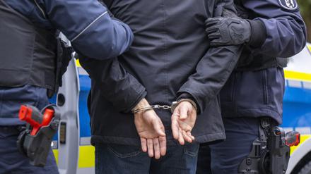 Die Polizei nimmt einen Tatverdächtigen fest.
