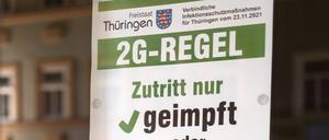 Ein Schild mit 2G-Zutrittsregeln hängt an einem Geschäft im thüringischen Ilmenau.