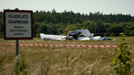 Auf dem Sportflugplatz ist ein Flugzeug verunglückt. 