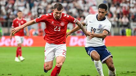 Pierre-Emile Höjbjerg (l.) ließ Jude Bellingham im Duell der Dänen gegen England blass aussehen.