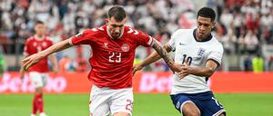 Pierre-Emile Höjbjerg (l.) ließ Jude Bellingham im Duell der Dänen gegen England blass aussehen.