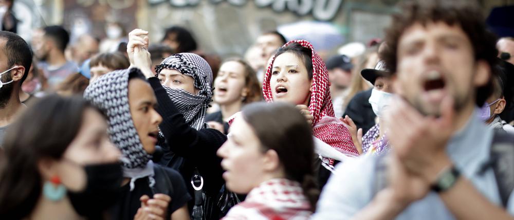 Pro-Palästina-Proteste, wie hier an der Humboldt-Universität, gibt es – seit dem Hamas-Massaker und vermehrt seit dem Angriff auf Gaza – auch an Schulen.