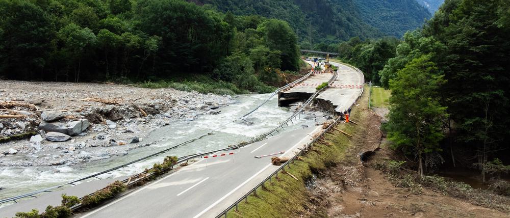 Reparaturarbeiten an der Autobahn A13 zwischen Lostallo und Soazza, die durch die Kraft des Flusses Moesa zerstört wurde, verursacht durch starke Regenfälle im Misox-Tal. Massive Gewitter und Regenfälle führten am Freitagabend im Misox-Tal in der Südostschweiz zu einer Überschwemmungssituation mit grossflächigen Erdrutschen.