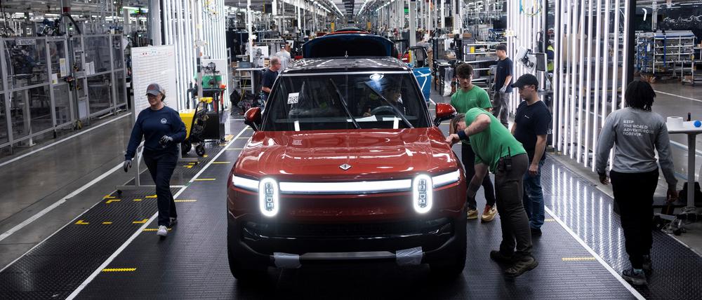 Arbeiter montieren R1-Fahrzeuge der zweiten Generation von Rivian.
