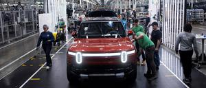 Arbeiter montieren R1-Fahrzeuge der zweiten Generation von Rivian.