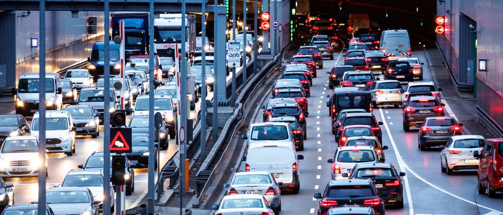 ARCHIV - 09.01.2023, Bayern, München: Dichter Verkehr schiebt sich im Berufsverkehr am Morgen in den Tunnel Heckenstallerstraße auf dem Mittleren Ring B2R.   (zu dpa: «Studie: Staus kosten Pendler Milliarden») Foto: Matthias Balk/dpa +++ dpa-Bildfunk +++