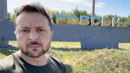 Der ukrainische Präsident Wolodymyr Selenskyj bei einer Videobotschaft vor dem Ortsnamen der Stadt Pokrowsk im Gebiet Donezk im Osten des Landes. 