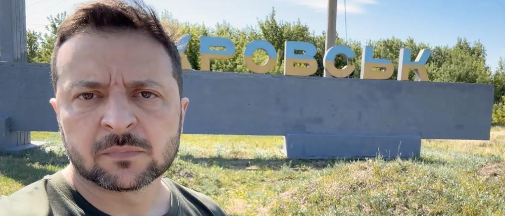 Der ukrainische Präsident Wolodymyr Selenskyj bei einer Videobotschaft vor dem Ortsnamen der Stadt Pokrowsk im Gebiet Donezk im Osten des Landes.