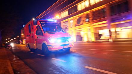 Potsdam, 21.12.2020 / Lokales / Coronakrise /
Krankenwagen, Rettungswagen, Notarzt, Blaulicht, Charlottenstra§e, Feature, Genrebild,
Foto: Ottmar Winter PNN