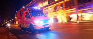 Potsdam, 21.12.2020 / Lokales / Coronakrise / 
Krankenwagen, Rettungswagen, Notarzt, Blaulicht, Charlottenstra§e, Feature, Genrebild, 
Foto: Ottmar Winter PNN 