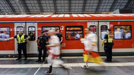 Polizei und Bahnsicherheitsdienst am Frankfurter Hauptbahnhof sperren den Zugang zu den überfüllten Zugabteilen ab.