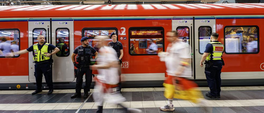 Polizei und Bahnsicherheitsdienst am Frankfurter Hauptbahnhof sperren den Zugang zu den überfüllten Zugabteilen ab.