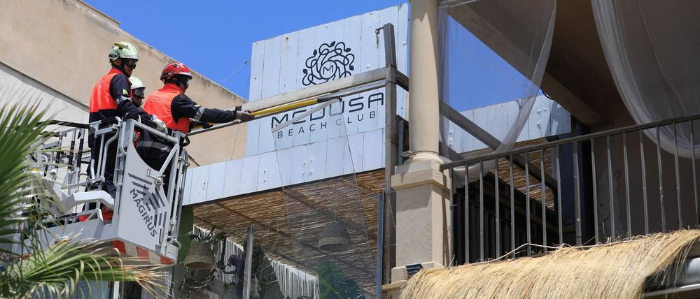 Feuerwehrleute arbeiten nach dem Einsturz am Gebäude des Medusa Beach Club auf Mallorca.