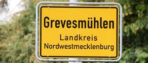 Eine Gruppe junger Leute soll am 14.06.2024 in Grevesmühlen zwei ghanaische Mädchen angegriffen haben.