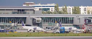 Flugzeuge der polnischen Fluggesellschaft LOT sind am Chopin-Flughafen Warschau geparkt. Polens Regierung plant, bis 2032 einen neuen Großflughafen in der Nähe der Hauptstadt zu bauen.