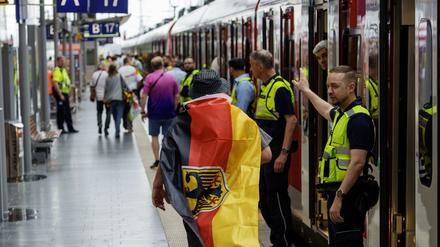 Fußballfans steigen aus einem überfüllten Zug