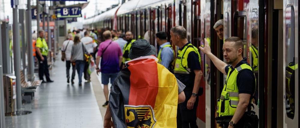Fußballfans steigen aus einem überfüllten Zug