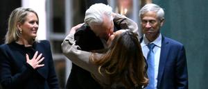 WikiLeaks-Gründer Julian Assange küsst seine Frau Stella Morris nach der Ankunft auf dem Luftwaffenstützpunkt Fairbairn in Canberra.