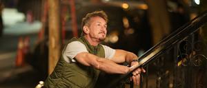 Sean Penn lehnt im Film „Daddio“ an einem Geländer.